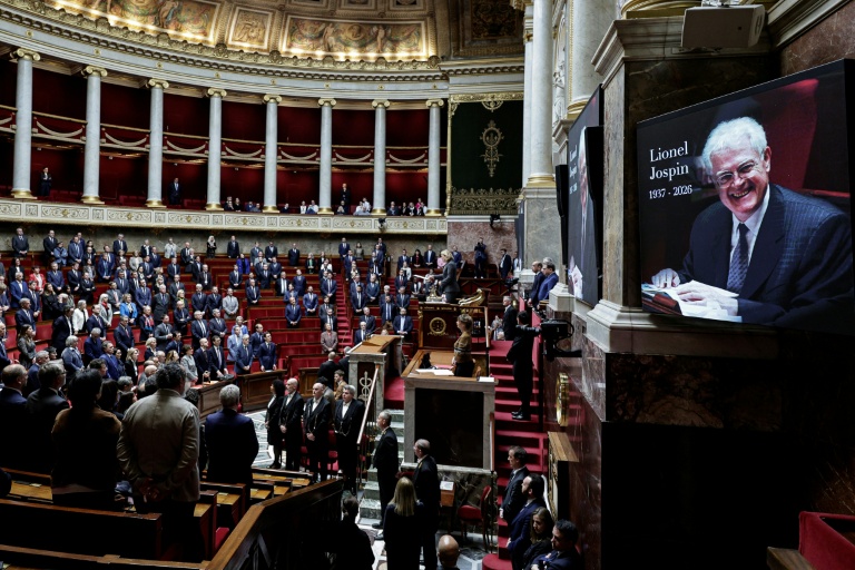 Une photo de l'ancien Premier ministre Lionel Jospin, décédé dimnache, à l'Assemblée nationale où les députés observent une minute de silence, le 24 mars 2026 à Paris