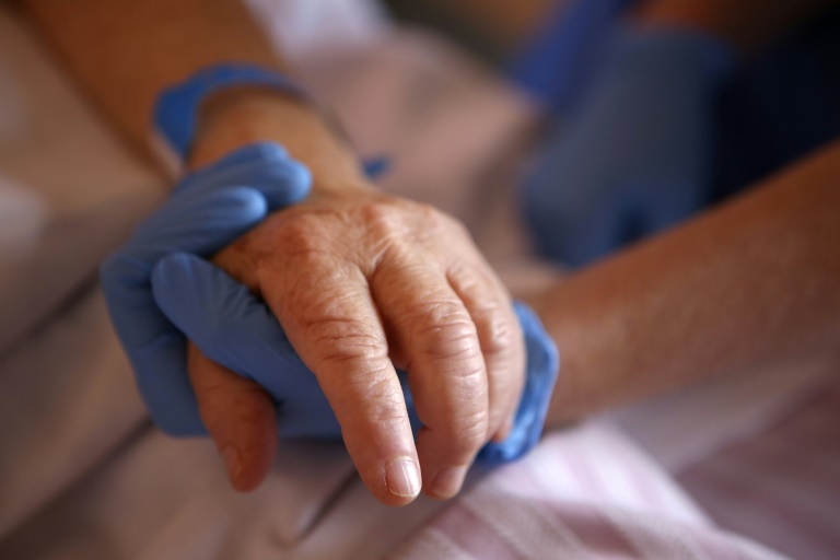 Une infirmière s'occupe d'une patiente en soins palliatifs à l'hôpital Eugénie d'Ajaccio, le 23 avril 2020