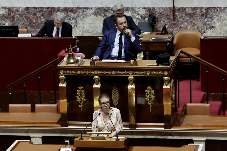 Sébastien Chenu (c), député RN et vice-président de l'Assemblée nationale, écoute Aurore Bergé, ministre déléguée chargée de l'Égalité, lors de l'examen du projet de loi sur la protection des mineurs à l'Assemblée nationale, le 15 juillet 2026 à Paris