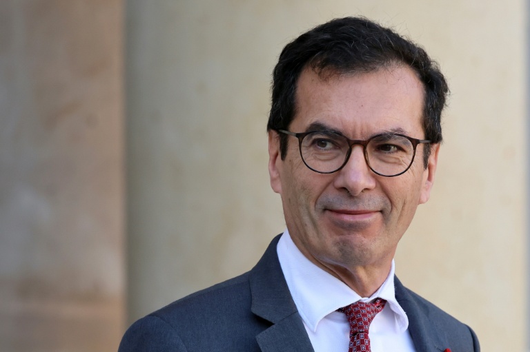 Le ministre français du Travail, Jean-Pierre Farandou, quitte le palais de l'Elysée à Paris après la réunion hebdomadaire du Conseil des ministres, le 25 février 2026