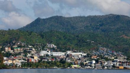 Vue de Mamoudzou, la capitale de Mayotte, le 21 avril 2025