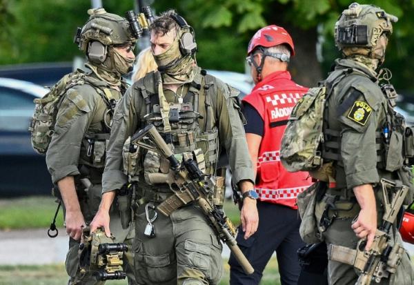  Des membres des forces spéciales de police sur les lieux où un agresseur armé d'une épée a blessé plusieurs personnes dans un lycée à Fagersta, dans le centre de la Suède, le 21 août 2026