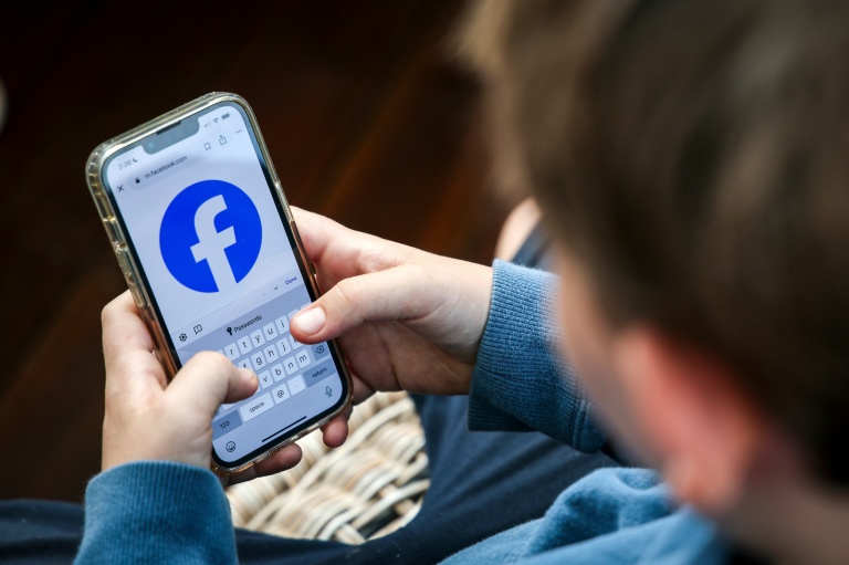 Meta, YouTube et d'autres géants de la tech ont condamné l'interdiction. Tous ont cependant accepté de s'y plier, à l'instar de Meta (Facebook, Instagram, Threads) qui a annoncé avoir commencé à supprimer les comptes des utilisateurs concernés