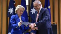 La présidente de la Commission européenne Ursula von der Leyen et le Premier ministre australien Anthony Albanese échangent des copies de l'accord commercial Australie-UE, le 24 mars 2026 à Canberra