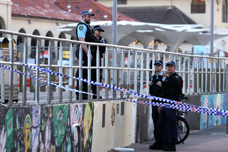Des policiers sur les lieux d'une fusillade survenue à Bondi Beach, à Sydney, le 15 décembre 2025 en Australie