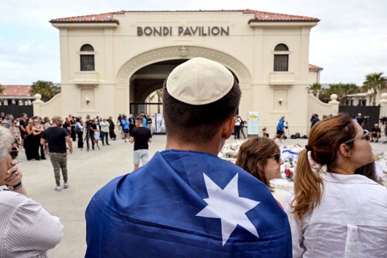 Un membre de la communauté juive se recueille devant le Bondi Pavillion au lendemain d'une fusillade mortelle à la plage de Bondi, le 15 décembre 2025 à Sydney, en Australie