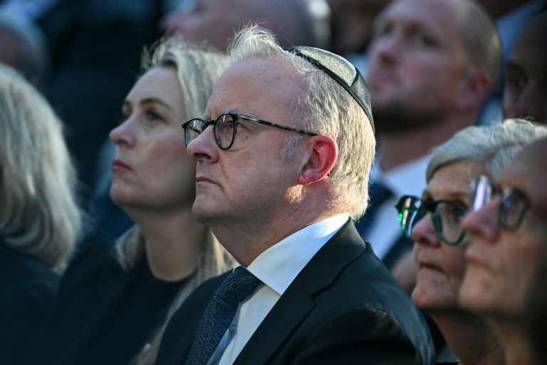Le Premier ministre australien Anthony Albanese (centre) et sa femme Jodie Haydon (gauche), lors de la cérémonie sur la plage de Bondi à Sydney, le dimanche 21 décembre 2025 