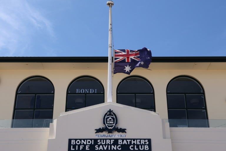Le drapeau australien en berne près de la plage de Bondi, en Australie, le 18 décembre 2025
