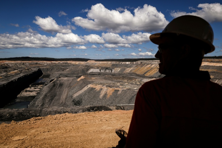 Un responsable observe la mine de charbon de Moolarben, dans les bassins houillers, au nord de la ville de Mudgee, le 3 septembre 2026, en Australie