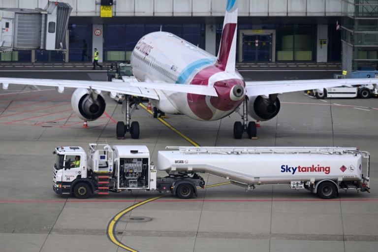 Du carburant pour avion est transporté par camion-citerne à l'aéroport de Düsseldorf, dans l'ouest de l'Allemagne, le 21 mai 2026