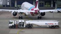 Du carburant pour avion est transporté par camion-citerne à l'aéroport de Düsseldorf, dans l'ouest de l'Allemagne, le 21 mai 2026