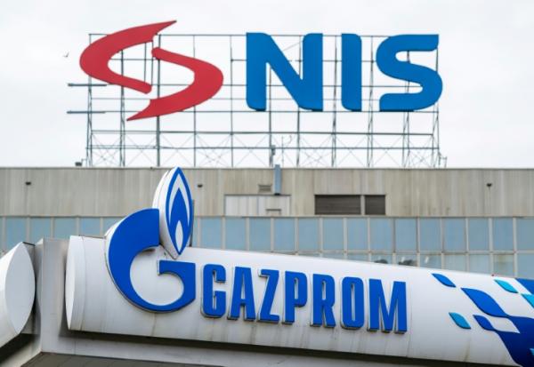 Les enseignes de NIS et Gazprom à Belgrade le 9 octobre 2025.