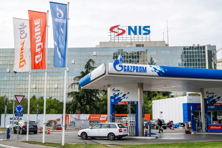 Sation-service Gazprom proche d'un immeuble de NIS à Belgrade le octobre 2025.