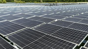 La plus grande centrale solaire flottante d'Europe, à Perthes, France, le 20 juin 2025