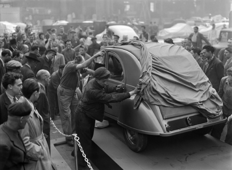 Arrivée du millésime 1949 de la 2CV au 36ème salon de l'auto, au Grand Palais de Paris, le 5 octore 1949. En 1948, la 2CV avait donné la liberté de mobilité à des millions de personnes, a rappelé Citroën.