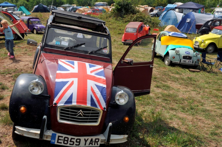 La 2CV avait gagné en puissance et en couleur dans les années 1970 et 1980, avec des séries limitées comme les Charleston, dont une ici le 27 juillet 2011 à Salbris (Loir-et-Cher), venue au 19ème assemblée mondiale des amis de la 2 CV.