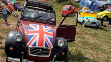La 2CV avait gagné en puissance et en couleur dans les années 1970 et 1980, avec des séries limitées comme les Charleston, dont une ici le 27 juillet 2011 à Salbris (Loir-et-Cher), venue au 19ème assemblée mondiale des amis de la 2 CV.