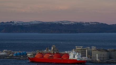 Un méthanier photographié le 2 novembre 2022 près de l’île de Melkoya, où le géant norvégien de l’énergie Equinor a construit une installation pour la réception et le traitement du gaz naturel provenant du gisement de Snøhvit, en mer de Barents