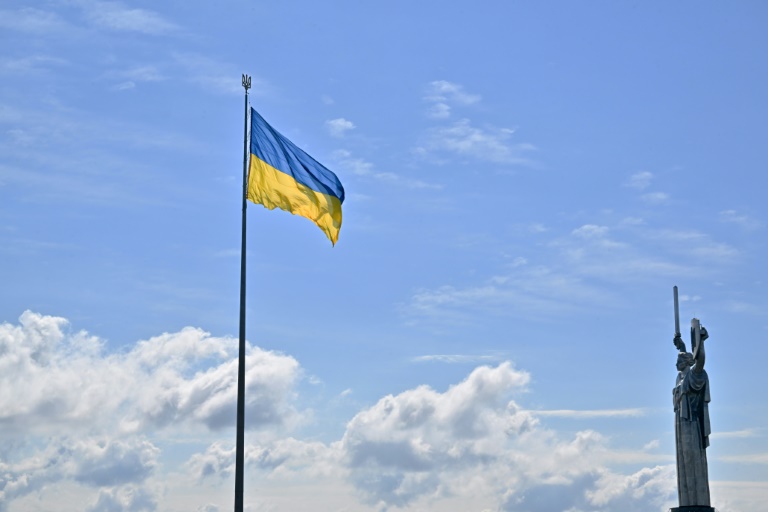 Le drapeau ukrainien flotte à côté du Monument de la Mère Patrie, le 23 août 2025 à Kiev