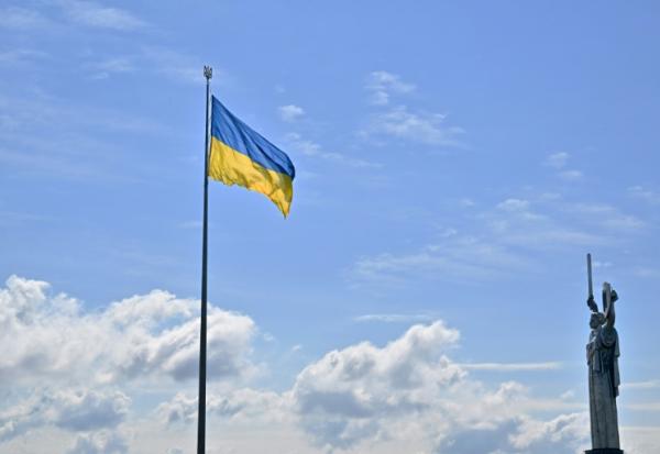 Le drapeau ukrainien flotte à côté du Monument de la Mère Patrie, le 23 août 2025 à Kiev
