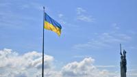 Le drapeau ukrainien flotte à côté du Monument de la Mère Patrie, le 23 août 2025 à Kiev