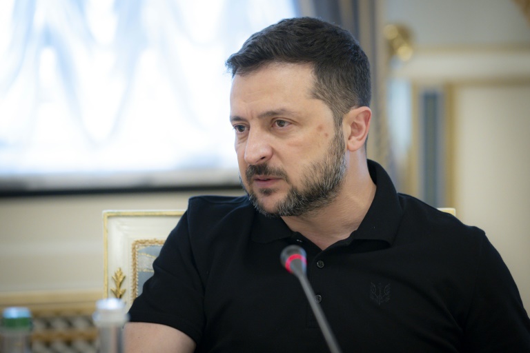 Photo remise par le service de presse de la présidence ukrainienne montrant le président Volodymyr Zelensky, le 20 août 2025 à Kiev
