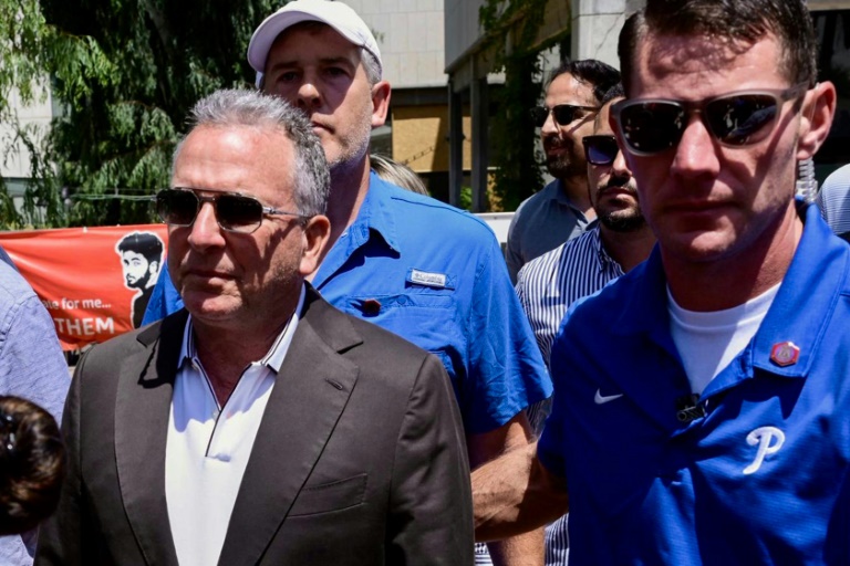 L'émissaire américain Steve Witkoff (G) arrive à Tel-Aviv pour rencontrer les familles d'otages israéliens, le 2 août 2025