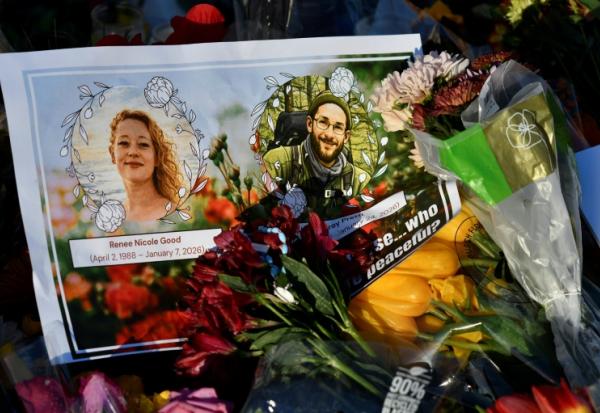 Une pancarte avec les images de Renée Good and Alex Pretti à Minneapolis, Minnesota, le 27 janvier 2026