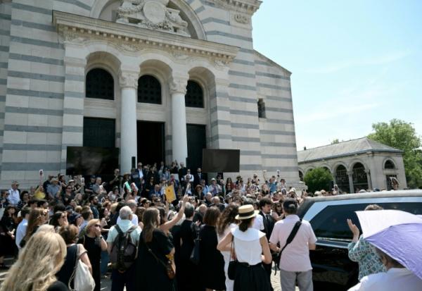 Le public à la cérémonie funéraire en hommage à la réalisatrice Marjane Satrapi au Père-Lachaise à Paris le 19 juin 2026