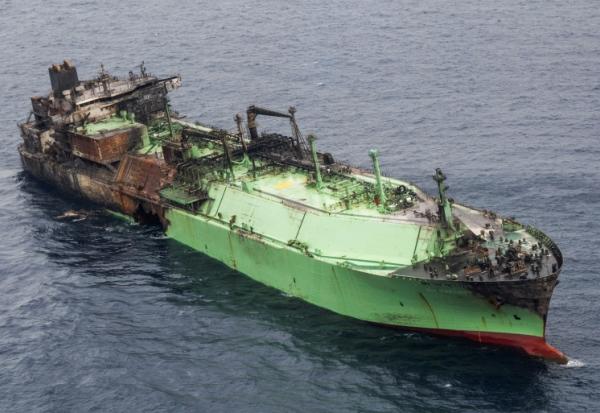 Vue aérienne de l'épave du méthanier transportant du gaz naturel liquéfié, se dirigeant vers Malte, 15 mars 2026