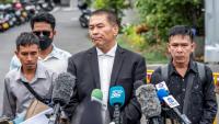 L'avocat Kunpat Singhathong (c) s'adresse aux médias aux côtés de trois anciens marins du cargo battant pavillon thaïlandais *Mayuree Naree*, devant le Tribunal central du travail à Bangkok, le 10 juillet 2026 en Thaïlande