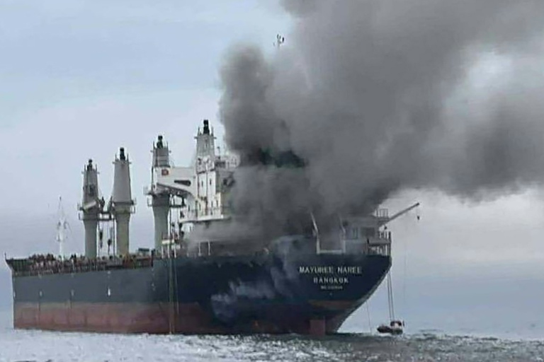 Photo du 11 mars 2026  diffusée par la Marine royale thaïlandaise montrant le cargo thaïlandais Mayuree Naree endommagé après une attaque de l'Iran près du détroit d'Ormuz