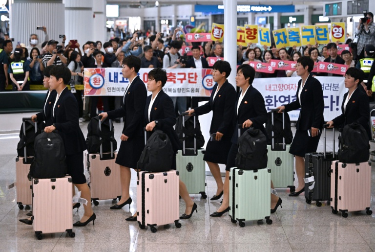 Les joueuses du club féminin nord-coréen Naegohyang sont arrivées à l'aéroport international d'Incheon, le 17 mai 2026, en vue de la demi-finale de la Ligue des champions asiatique féminine qui les opposera au club féminin sud-coréen Suwon FC. 