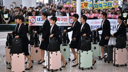 Les joueuses du club féminin nord-coréen Naegohyang sont arrivées à l'aéroport international d'Incheon, le 17 mai 2026, en vue de la demi-finale de la Ligue des champions asiatique féminine qui les opposera au club féminin sud-coréen Suwon FC. 