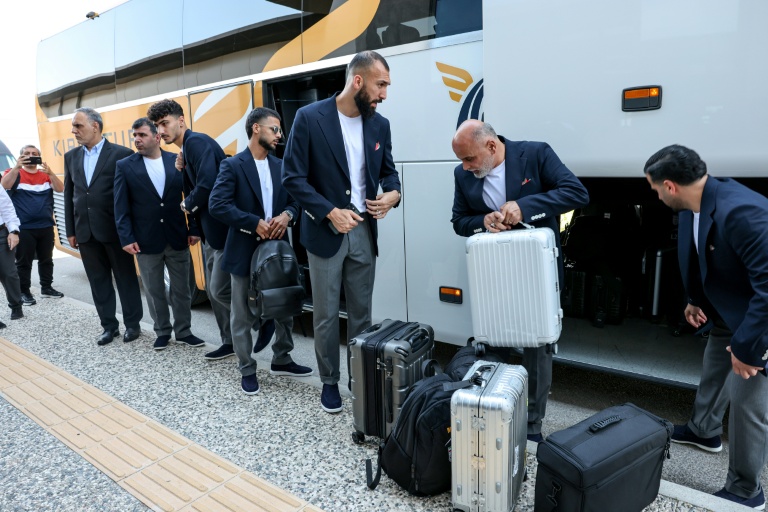L'équipe de football d'Iran arrive à l'aéroport d'Antalya, en Turquie, pour embarquer à destination du Mexique, le 6 juin 2026