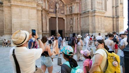 Des touristes visitent la cathédrale de Palma de Majorque, le 1er août 2025 aux Baléares, en Espagne