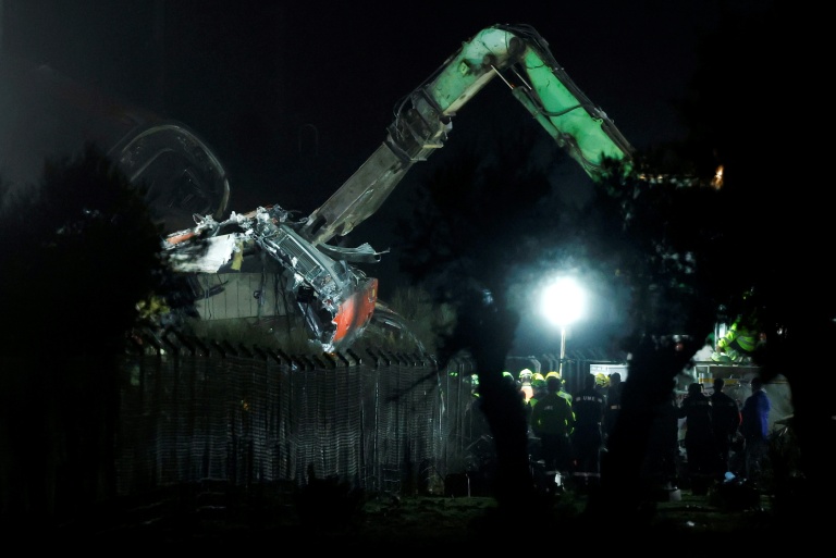 Des wagons endommagés sont retirés à l’aide d’engins lourds sur les lieux d’une collision ferroviaire entre deux trains à grande vitesse, entre Urda et Los Yébenes, dans la province de Tolède, le 28 octobre 2026 en Espagne