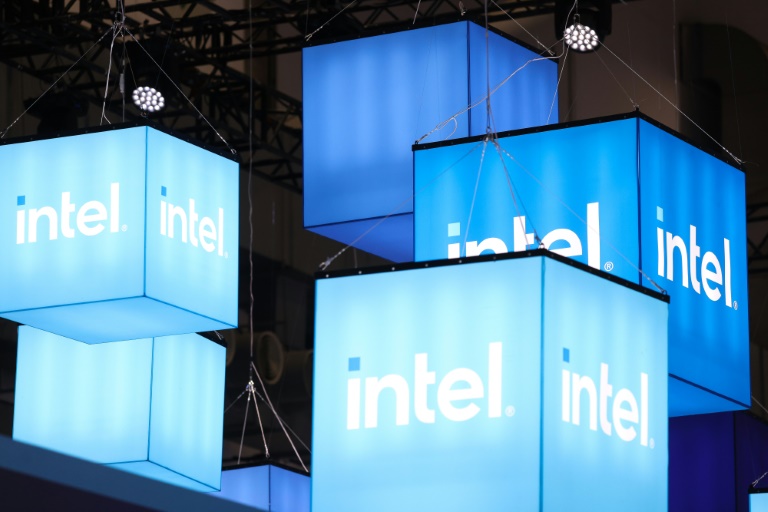 Le groupe américain de semi-conducteurs Intel, très en retard dans le boom de l'intelligence artificielle (IA), continue sa restructuration dans l'espoir de renouer avec les bénéfices