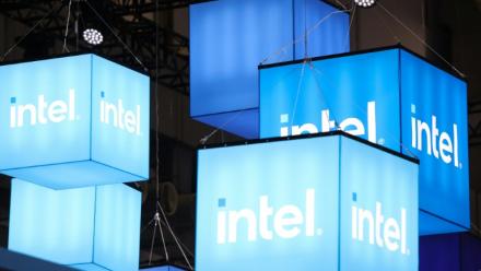Le groupe américain de semi-conducteurs Intel, très en retard dans le boom de l'intelligence artificielle (IA), continue sa restructuration dans l'espoir de renouer avec les bénéfices