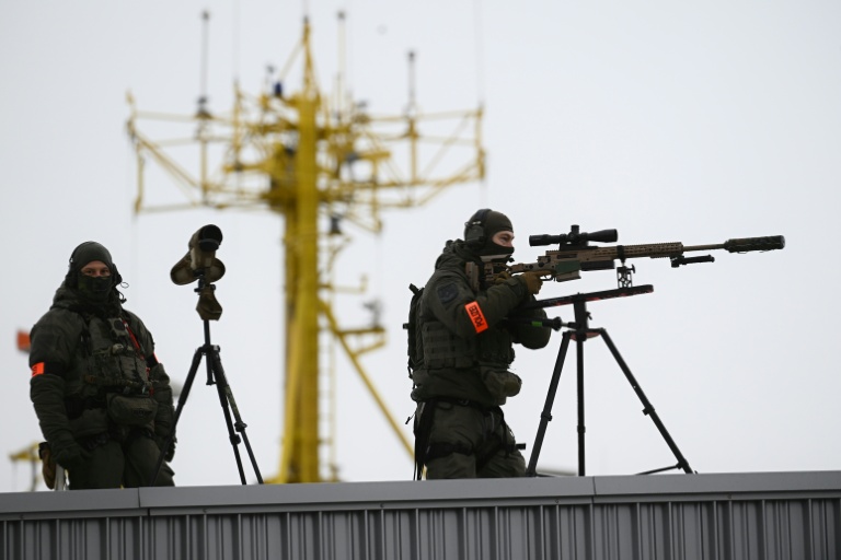 Deux tireurs d'élite de la police allemande sécurisent les environs du Cruise Ship Center Baakenhoeft, l'un des lieux où se tient le Sommet de la mer du Nord, le 26 janvier 2026 à Hambourg