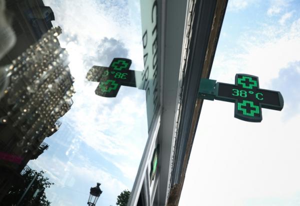 Le thermomètre d'une pharmacie indique une température de 38°C, le 18 juin 2026 à Paris