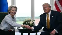 Le président américain Donald Trump serre la main de la présidente de la Commission européenne Ursula von der Leyen après la conclusion d'un accord commercial à l'issue de leur rencontre, à Turnberry, en l'Écosse, le 27 juillet 2025