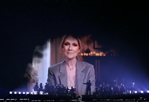 Un écran géant montrant la chanteuse Céline Dion lors de la demi-finale de l'Eurovision à Bâle le 13 mai 2025