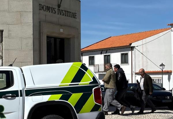 La police escorte l'ex-policier français Cedric Prizzon (g), soupçonné de double homicide et d'enlèvement, jusqu'au palais de justice de Vila Nova de Foz Coa, Guarda, dans le nord-est du Portugal, le 26 mars 2026