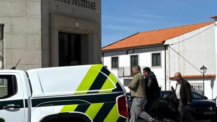 La police escorte l'ex-policier français Cedric Prizzon (g), soupçonné de double homicide et d'enlèvement, jusqu'au palais de justice de Vila Nova de Foz Coa, Guarda, dans le nord-est du Portugal, le 26 mars 2026