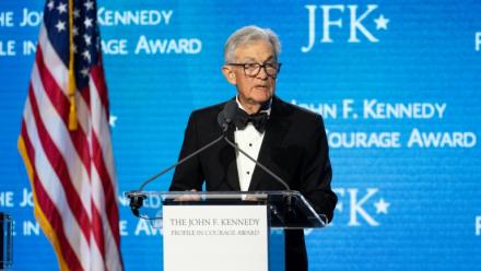 Le président sortant de la banque centrale américaine (Fed), Jerome Powell, prend la parole après avoir reçu un "prix du courage" en politique, le 31 mai 2026 à Boston, dans le Massachusetts