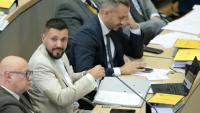 Tobias Rausch (2e g), membre de l’AfD, aux côtés d'Ulrich Siegmund (d), tête de liste de l'AfD lors des élections régionales en Saxe-Anhalt, lors de la première séance du parlement régional de Magdebourg, le 6 octobre 2026 dans l’est de l’Allemagne