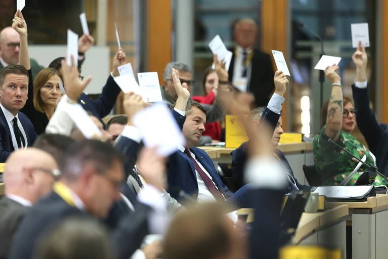 Des députés votent lors de la première séance du parlement régional à Magdebourg, dans l'est de l'Allemagne, le 6 octobre 2026