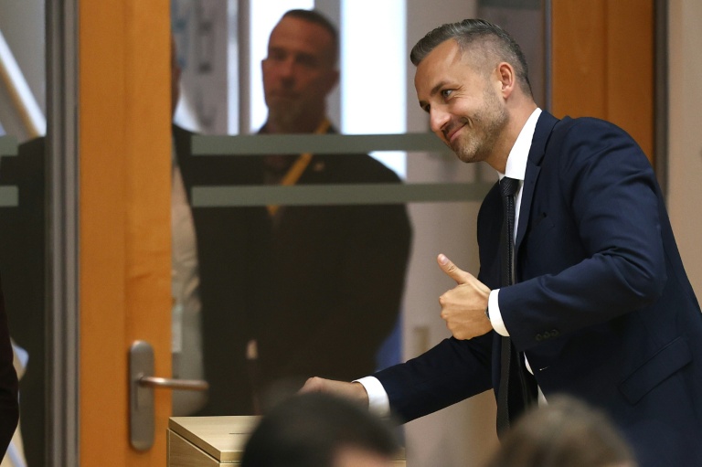 Ulrich Siegmund, du parti Alternative pour l'Allemagne (AfD), dépose son bulletin de vote lors de la première séance du parlement régional de Saxe-Anhalt à Magdebourg, dans l'est de l'Allemagne, le 6 octobre 2026