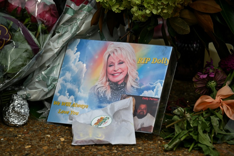 Des fleurs et des messages déposés devant la maison de la chanteuse décédée Dolly Parton à Brentwood, dans le Tennessee, le 26 août 2026